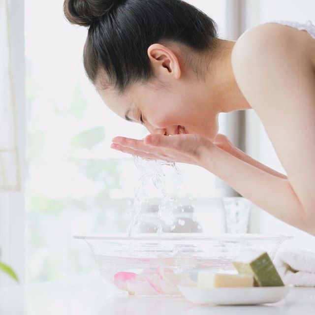 Best herbal face wash for dry skin to retain its moisture