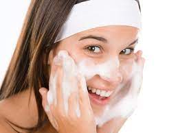 What precautions should an oily skin person take in summer?